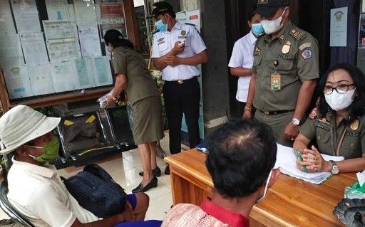 podiumnews.com-Pelanggar Prokes di Denpasar Disanksi Push Up